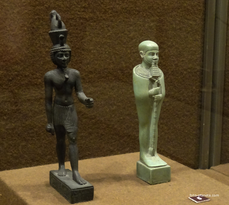 Зал Древнего Египта. Статуэтки богов Неферхотепа и Птаха.