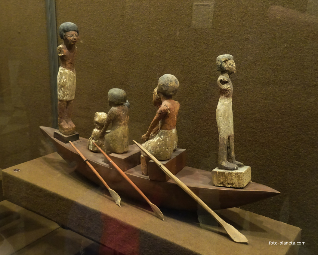 Зал Древнего Египта. Статуэтки в лодке.