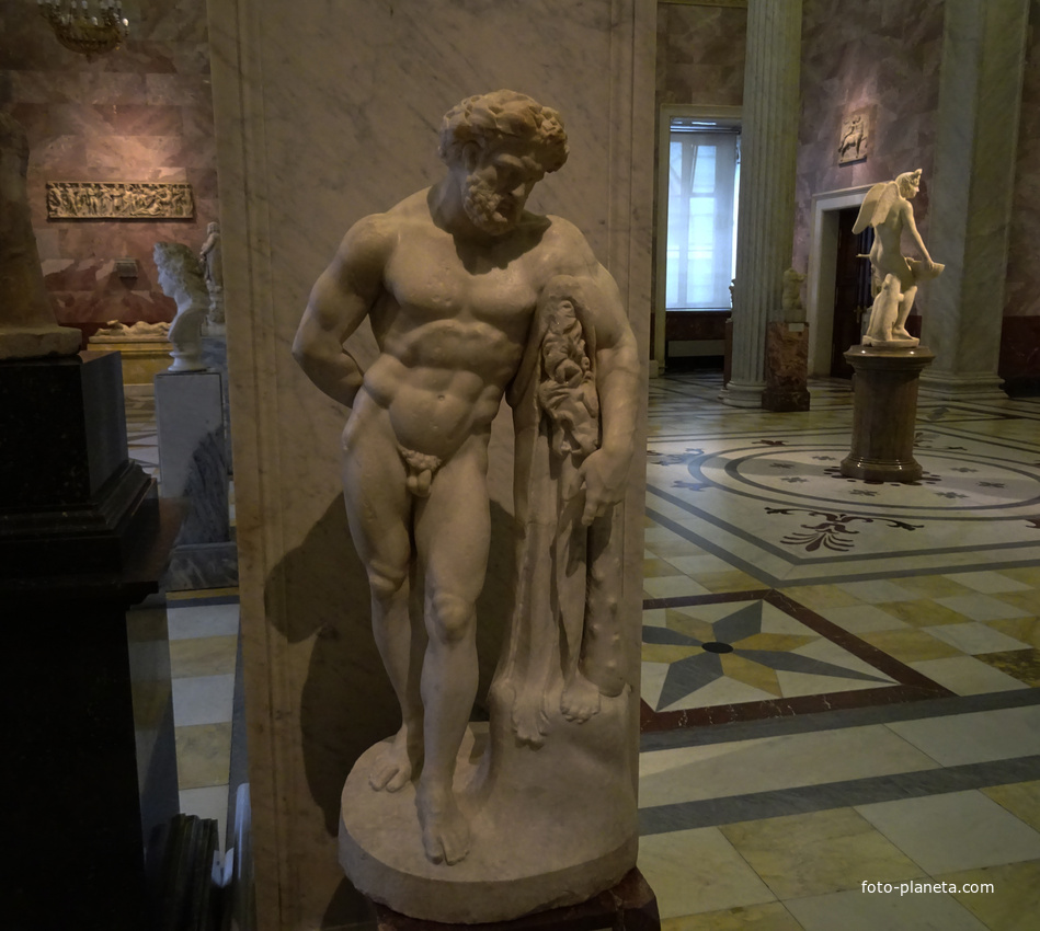 Зал античной декоративной скульптуры. Отдыхающий Геракл.