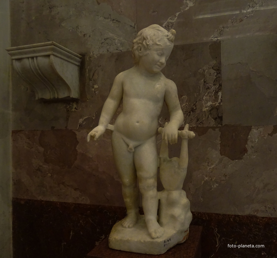 Зал античной декоративной скульптуры. Ребёнок с лирой.