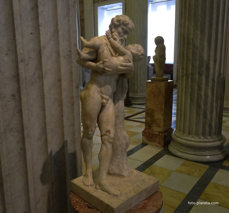 Зал античной декоративной скульптуры. Силен с младенцем Дионисом.