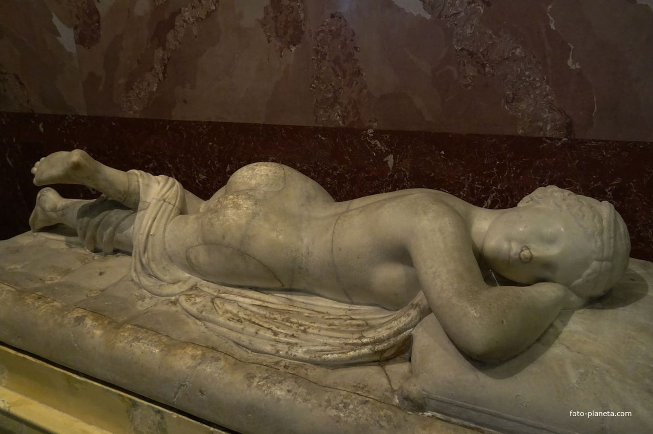 Зал античной декоративной скульптуры. Спящий Гермафродит.