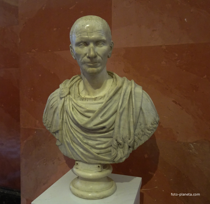 Зал Октавиана Августа. Император Гай Юлий Цезарь.