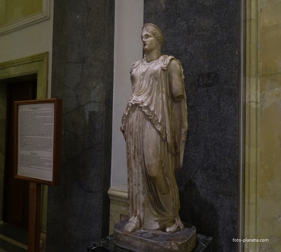 Зал Афины. Статуя богини Деметры.