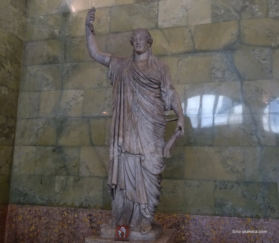 Зал Юпитера. Статуя Кариатиды.