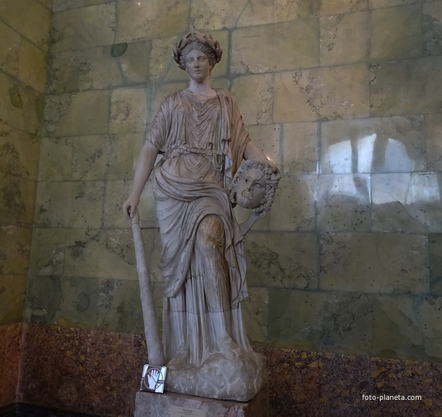 Зал Юпитера. Статуя Мельпомены.