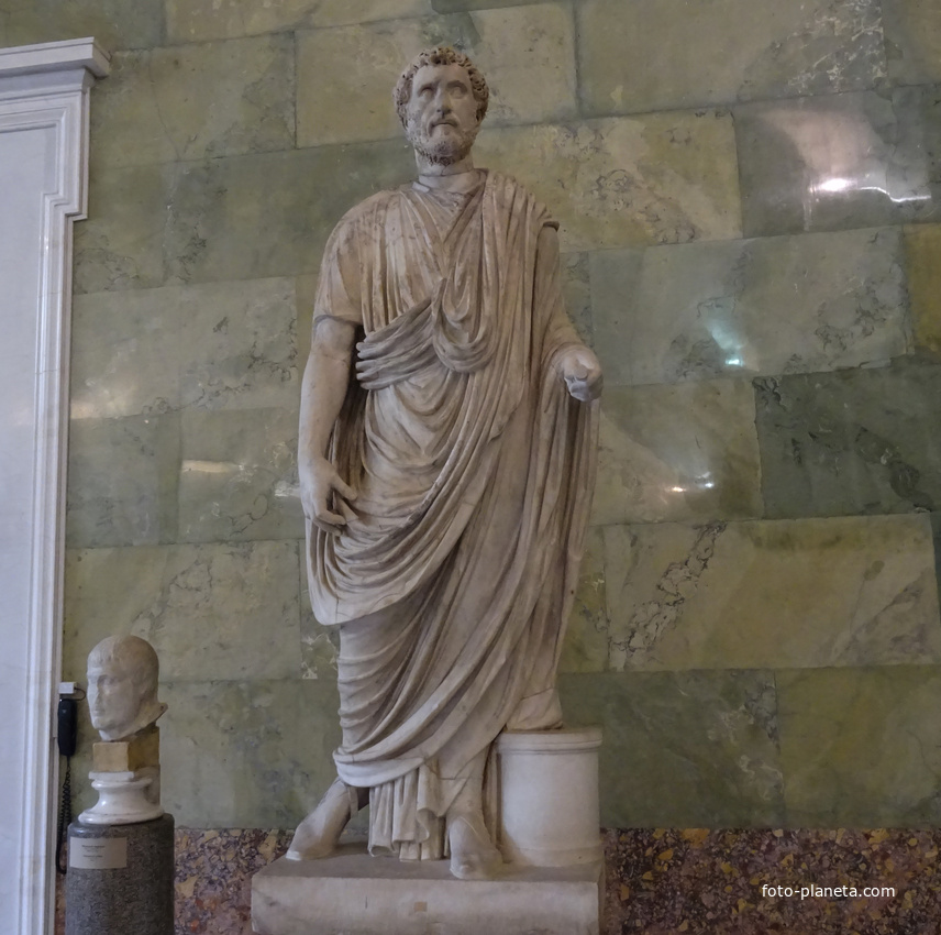Зал Юпитера. Статуя Антонина Пия.