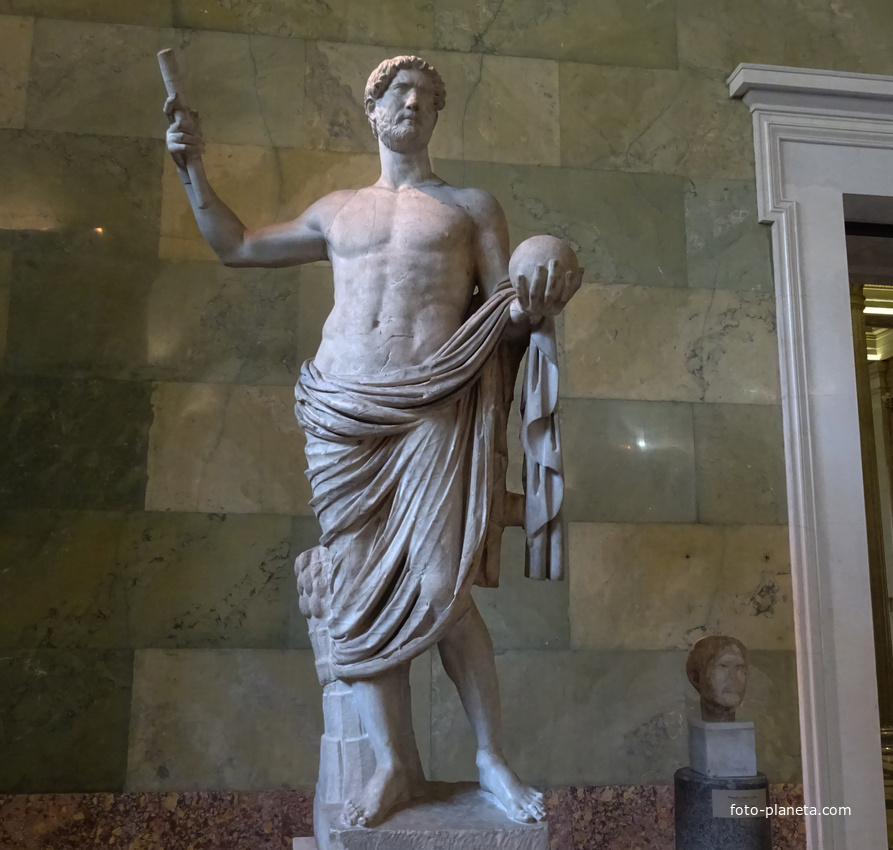 Зал Юпитера. Статуя императора Адриана.