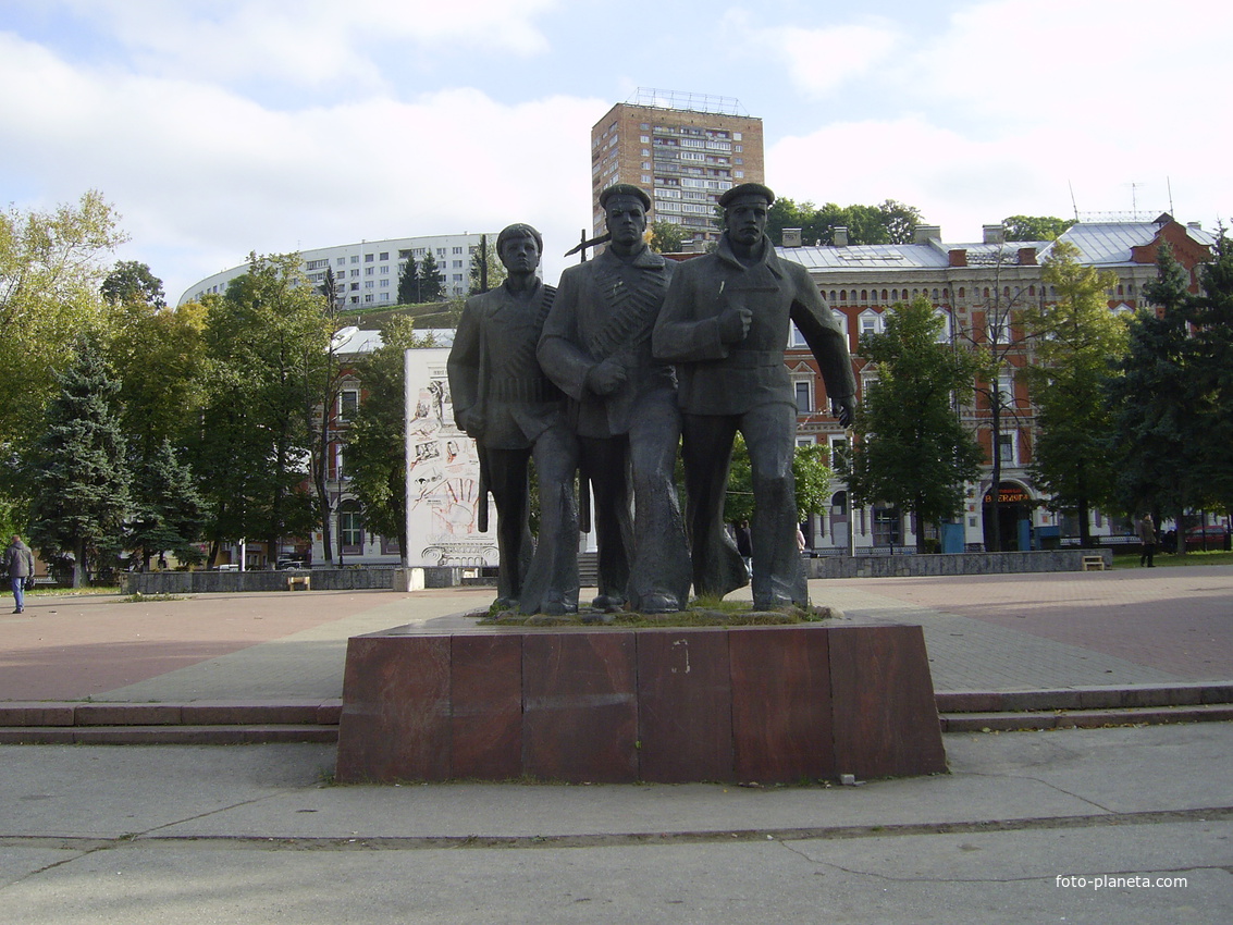 Пл. Маркина - Монумент героям Волжской военной флотилии