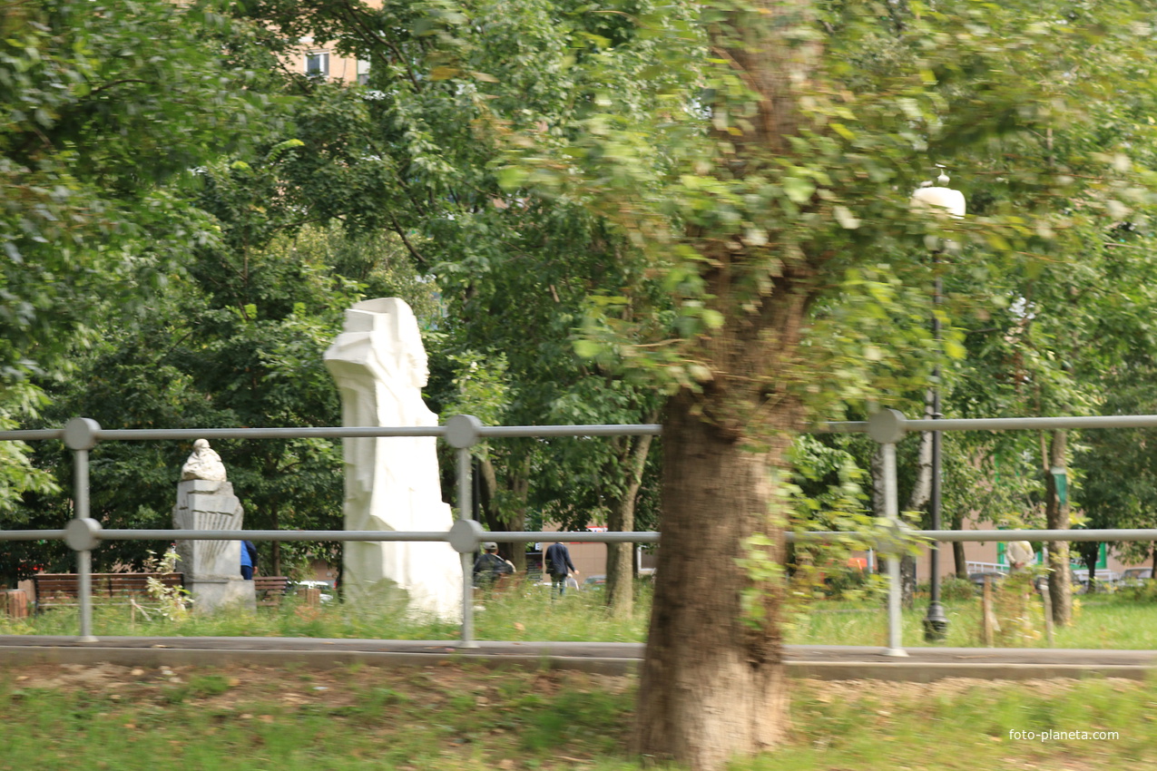 Скульптуры по мотивам сказов Бажова в сквере на улице Бажова