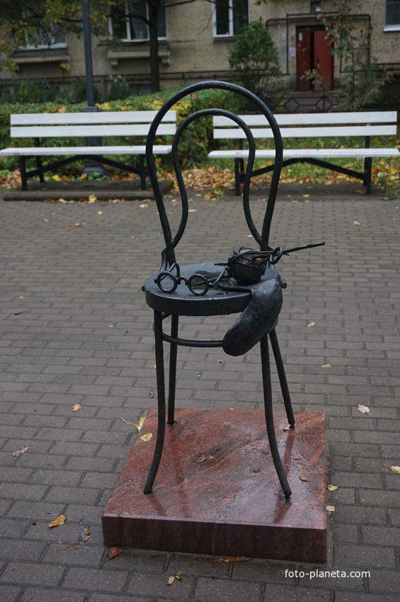 Памятник бабушке.