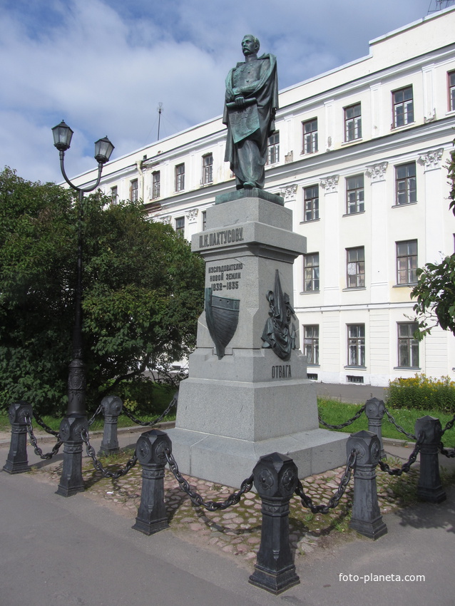 Памятник уроженцу Кронштадта, исследователю полярных земель Петру Пахтусову