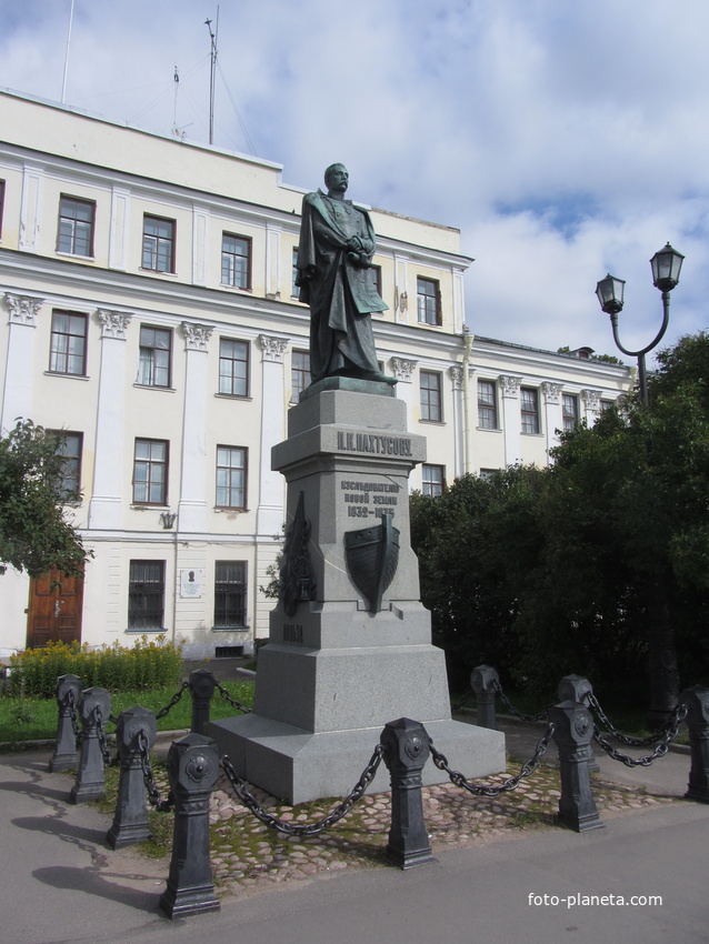 Памятник уроженцу Кронштадта, исследователю полярных земель Петру Пахтусову
