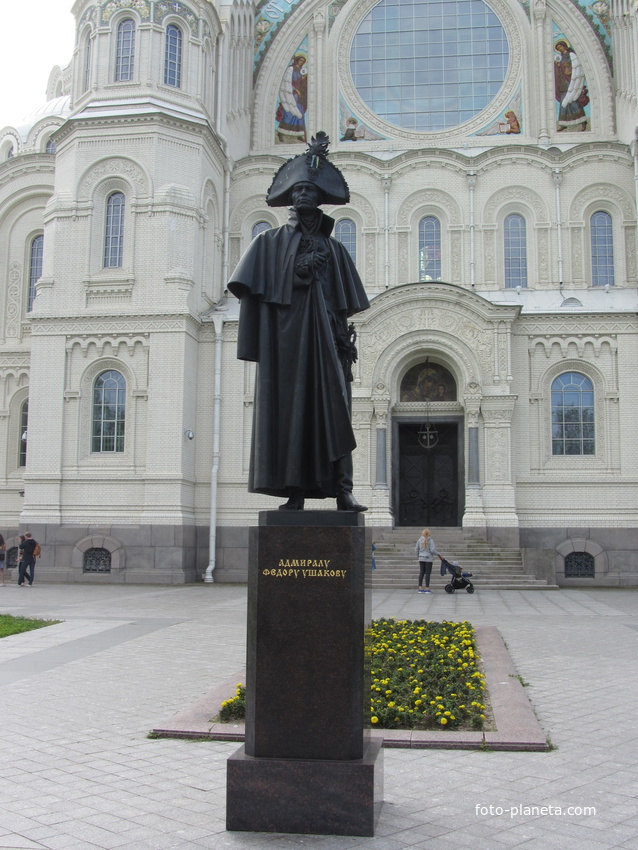 Памятник Адмиралу Федору Ушакову, др. ракурс