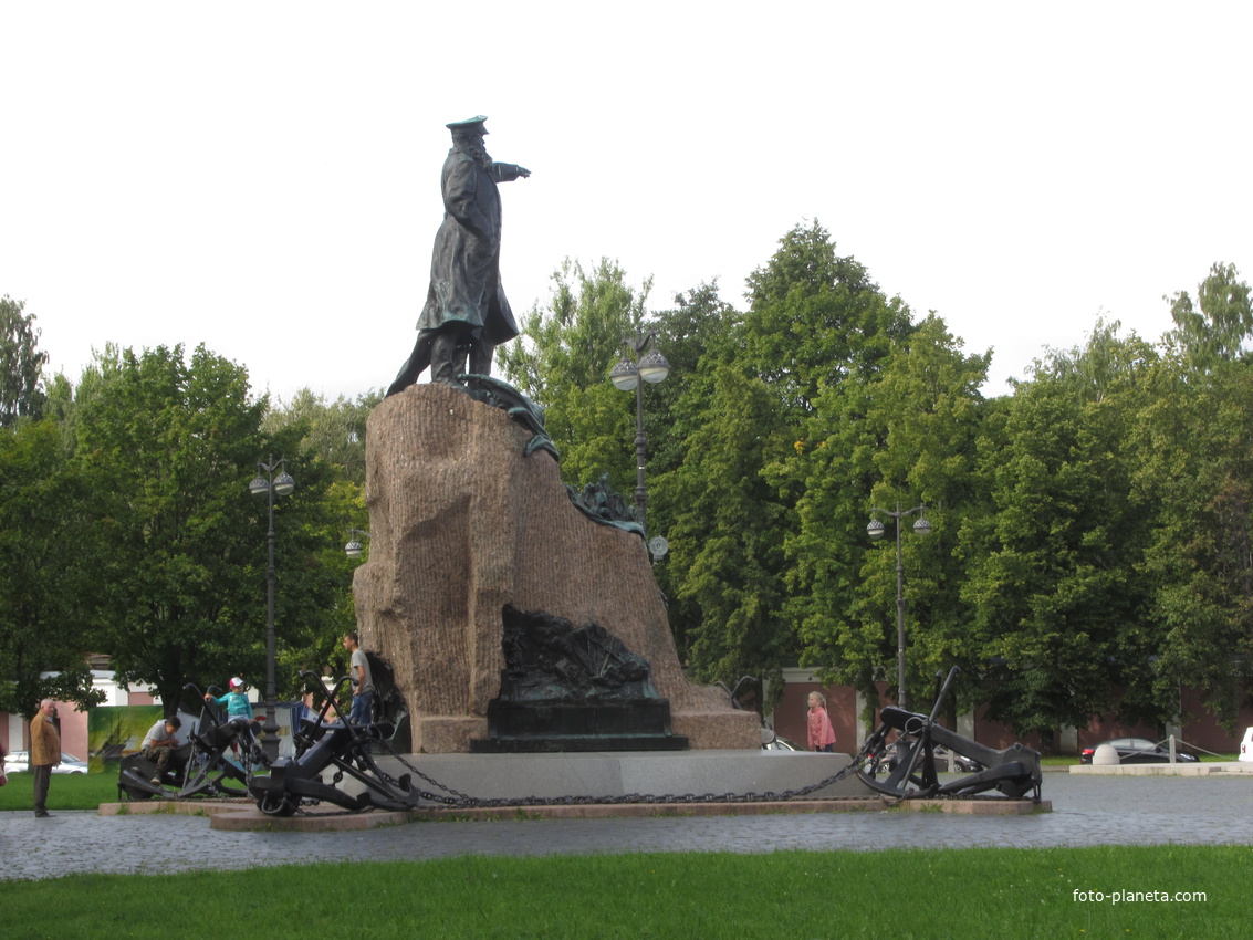 Якорная площадь, памятник – губернатору Кронштадта, адмиралу Макарову