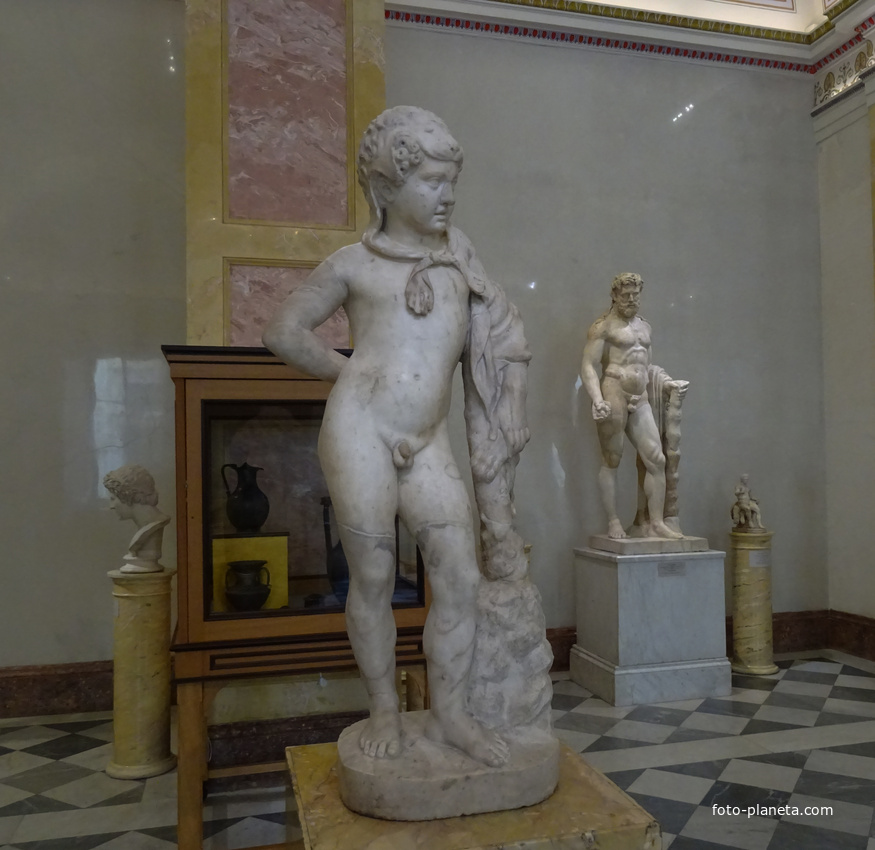 Статуя Геракла-мальчика