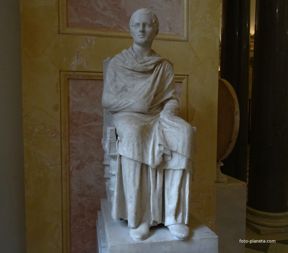 Зал Геракла. Статуя сидящего философа.