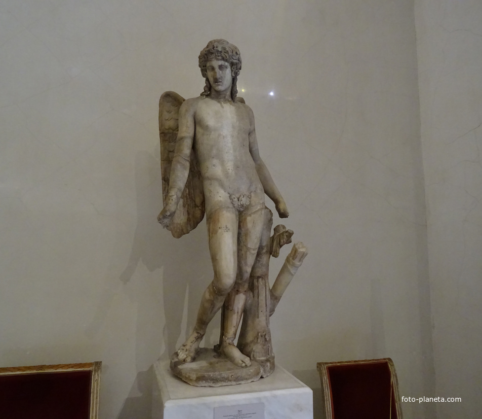 Зал Геракла. Статуя Эрота - бога любви.