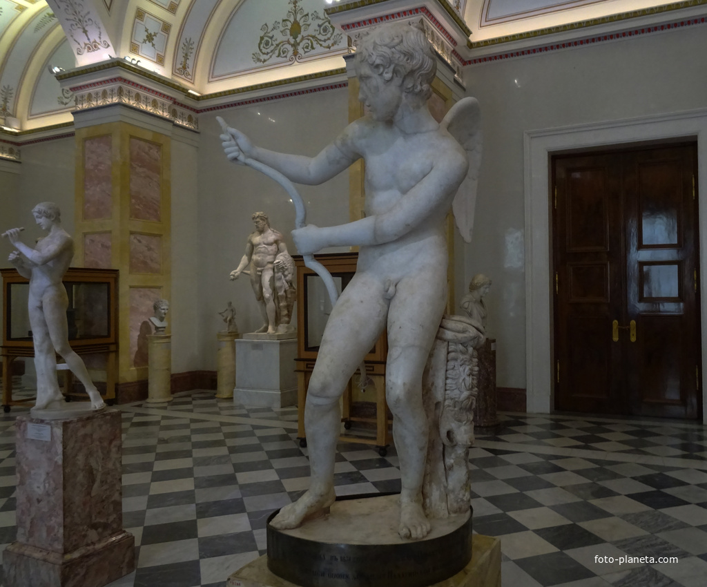 Зал Геракла. Статуя Эрота, натягивающего лук.