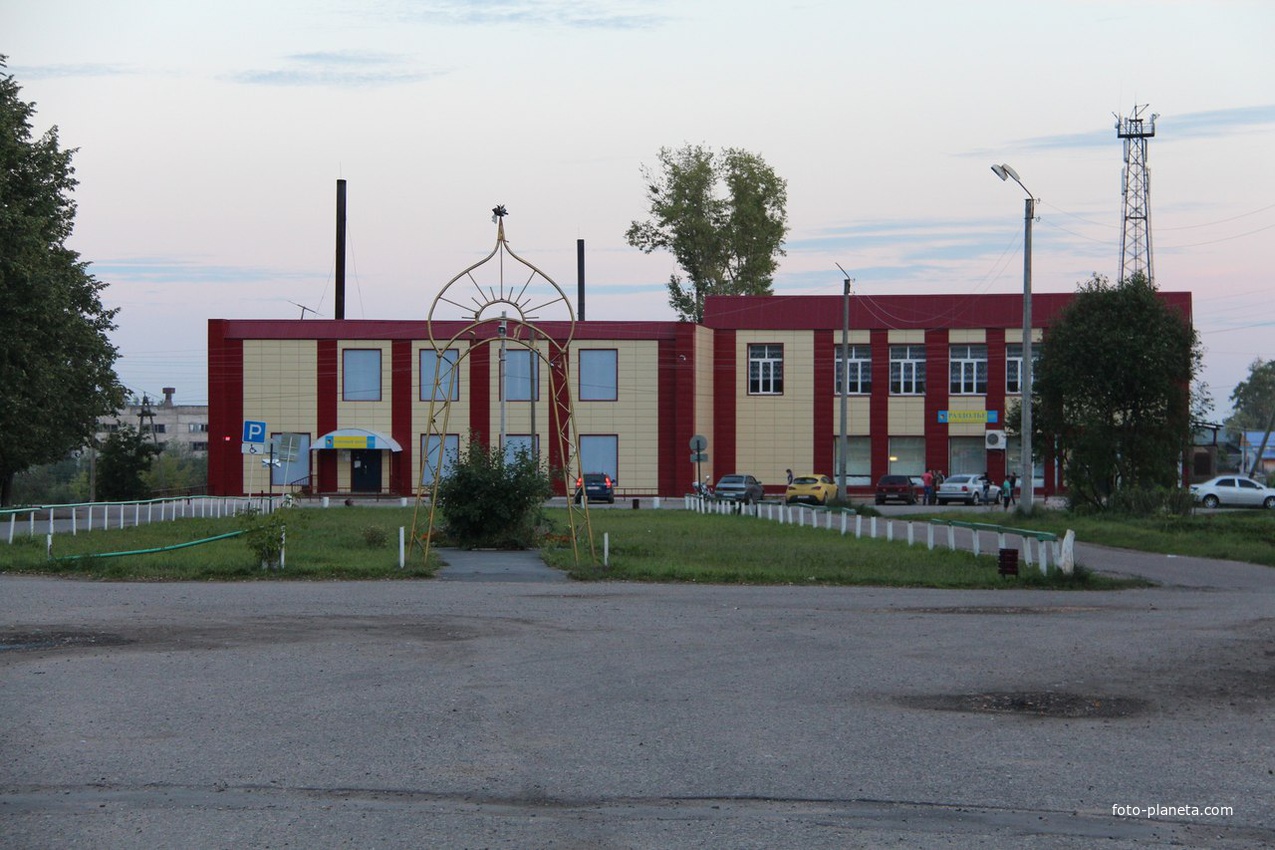 Вид на универмаг и свадебную арку с площади в посёлке Ленинское
