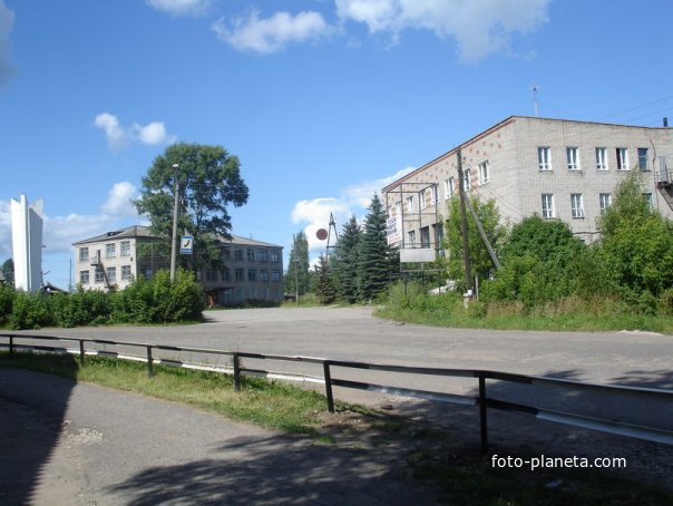 Вид на почту и ЦРБ в посёлке Ленинское