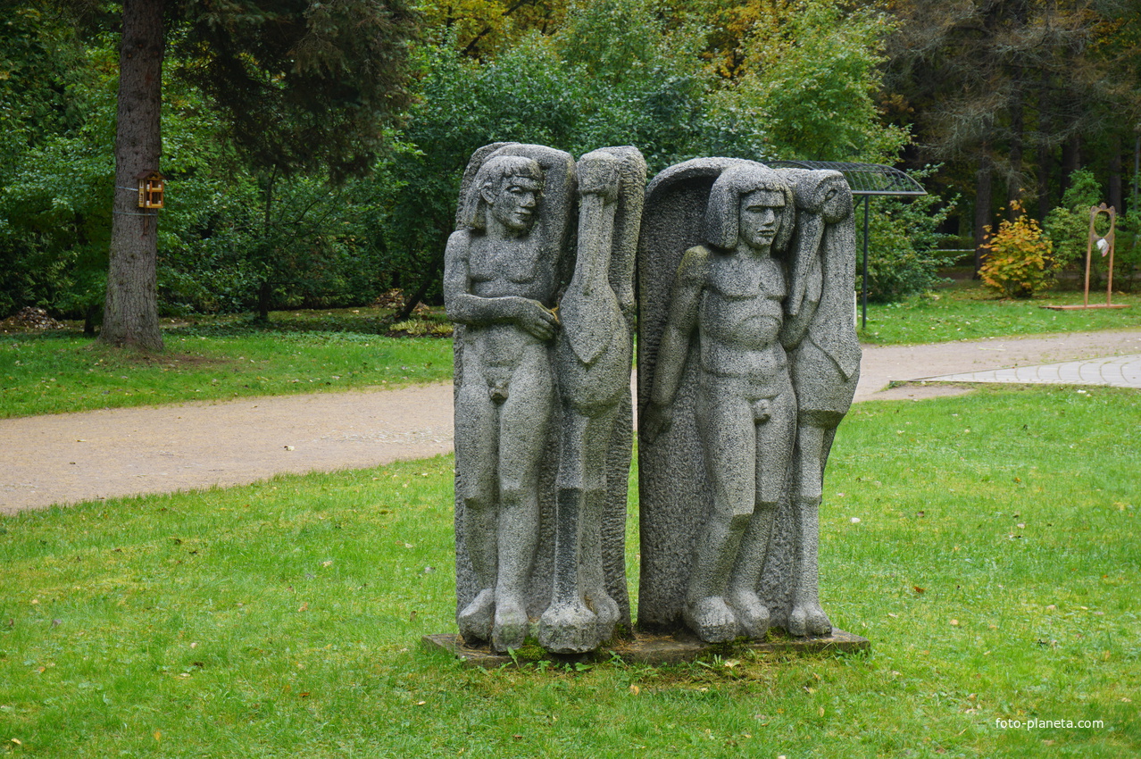Декоративные фигуры в парке.
