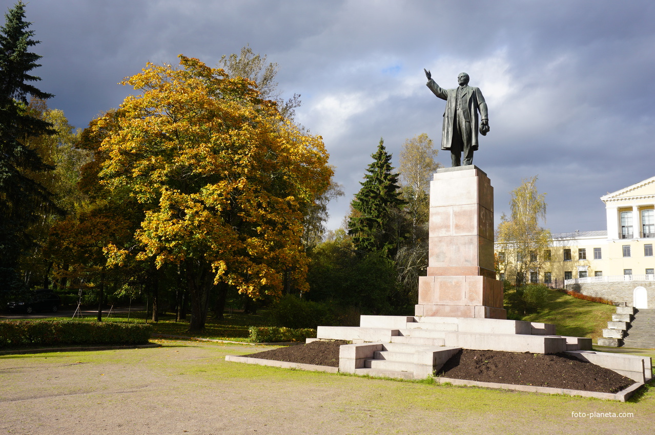 Памятник вождю пролетариата.