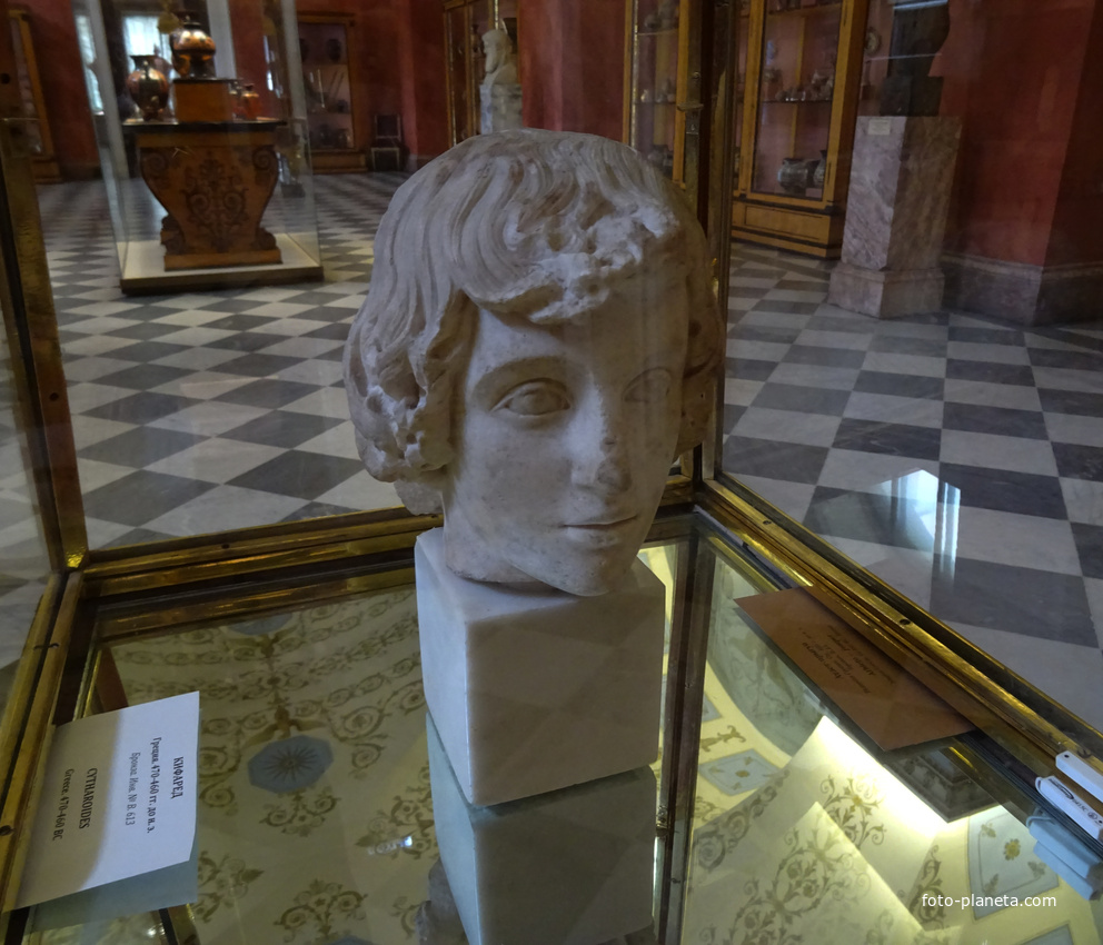 Зал искусства Древней Греции. Голова мальчика.