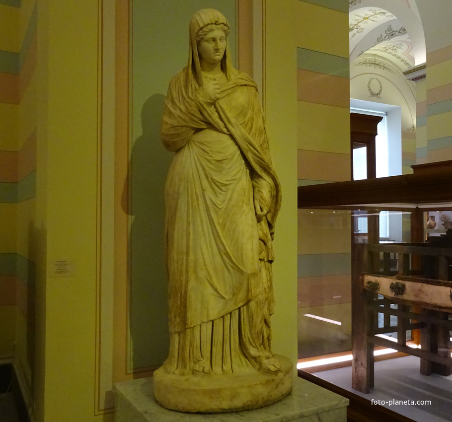 Зал культуры и искусства античных городов Северного Причерноморья. Статуя женщины.