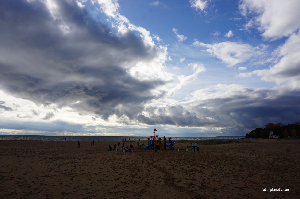 пасмурное ,прохладное осеннее время.