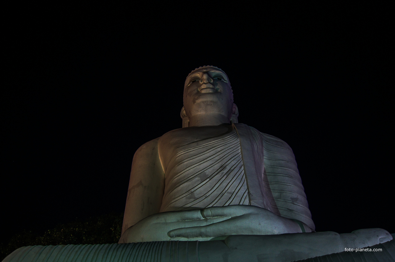 Будда на холме над городом