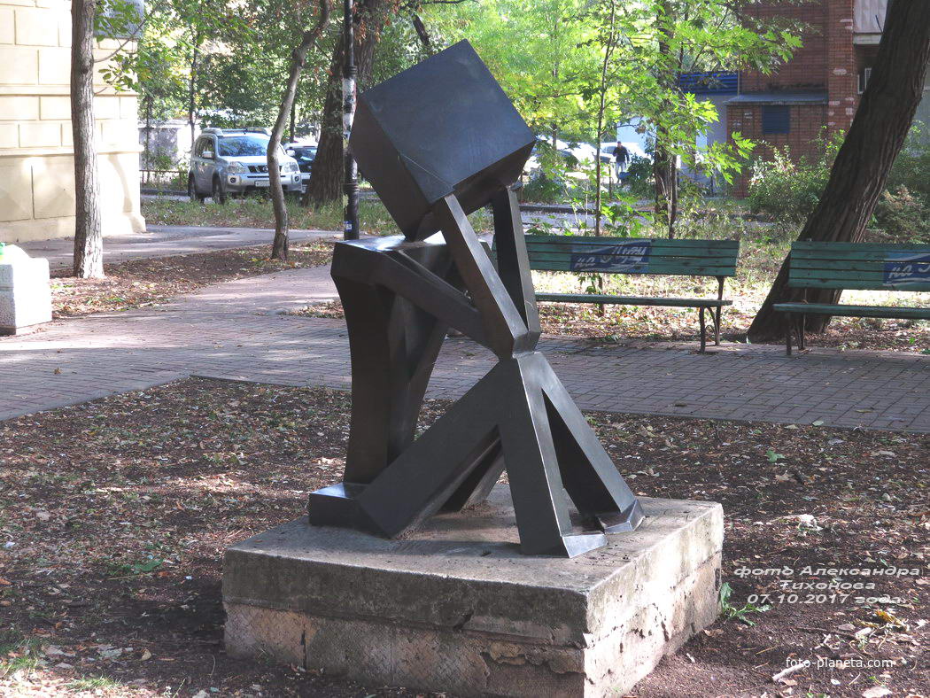 Скульптурная композиция МЫСЛИТЕЛЬ (Таганрогская 133)