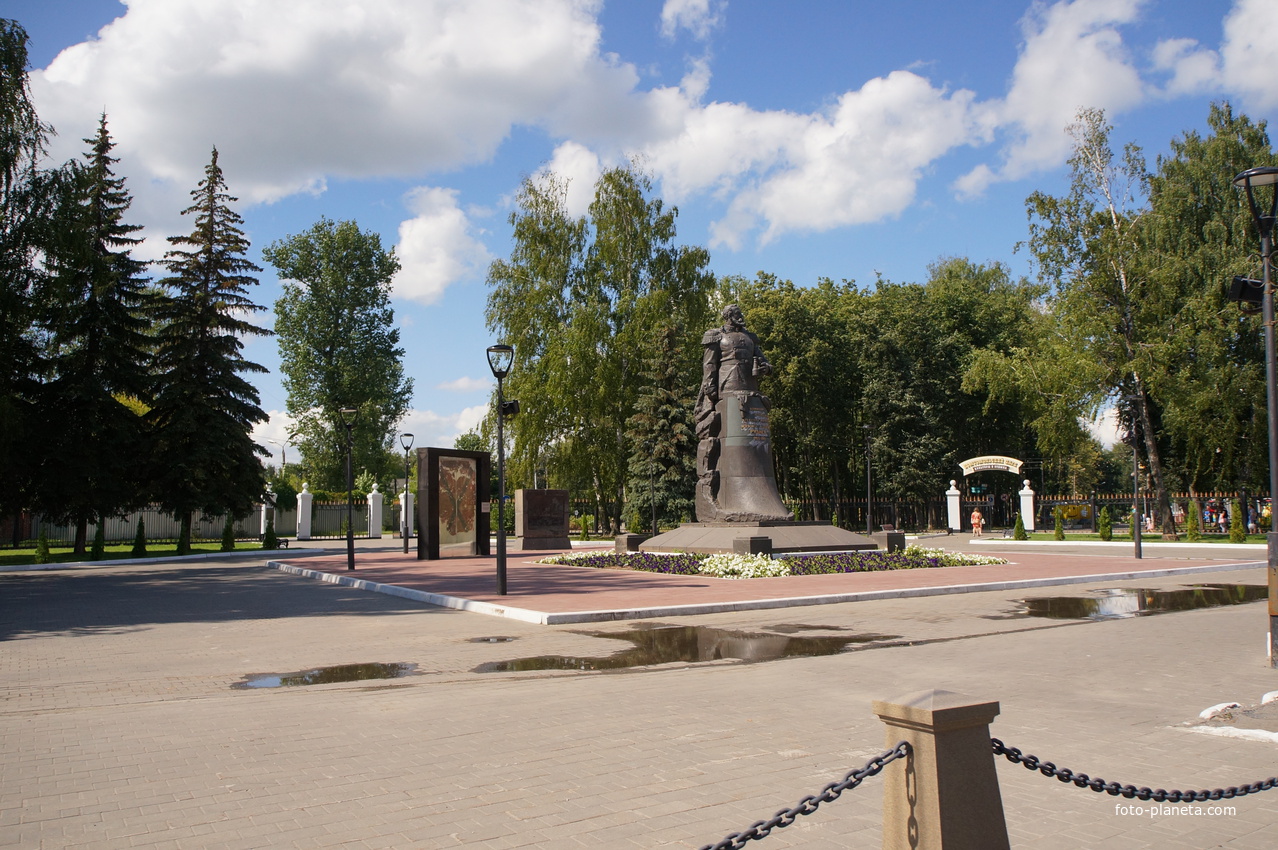 Площадь Руднева, памятник В. Ф. Руднев, Гюйс (носовой флаг) крейсера Варяг