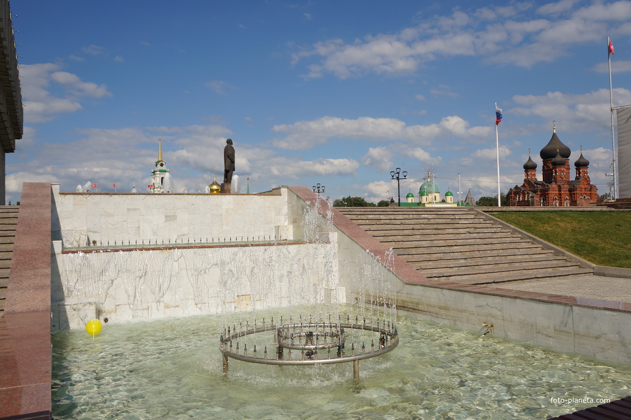 Фонтаны у Дома Правительства