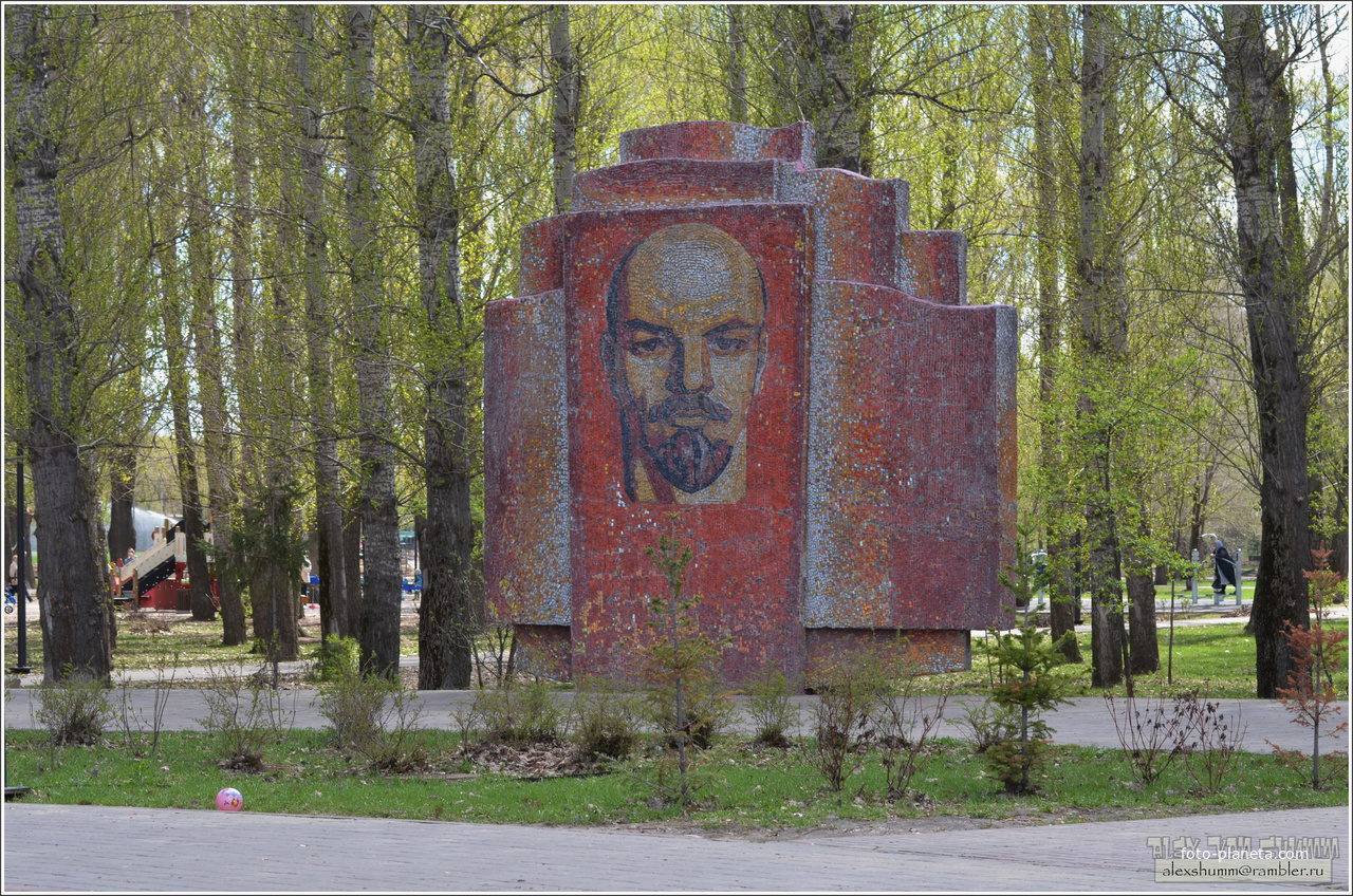 Мурали с мозаичным портретом В. И. Ленина