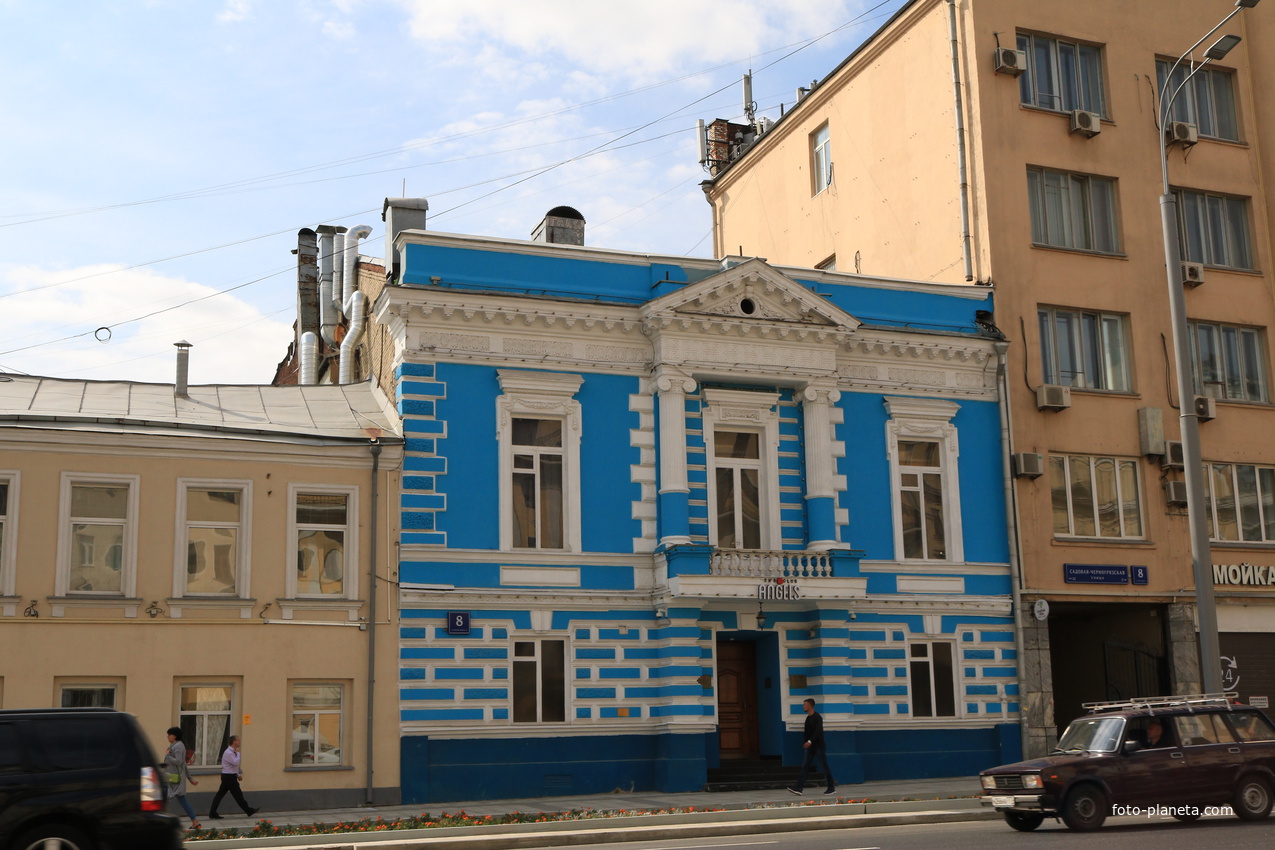 Театральный флигель усадьбы Алексеевых