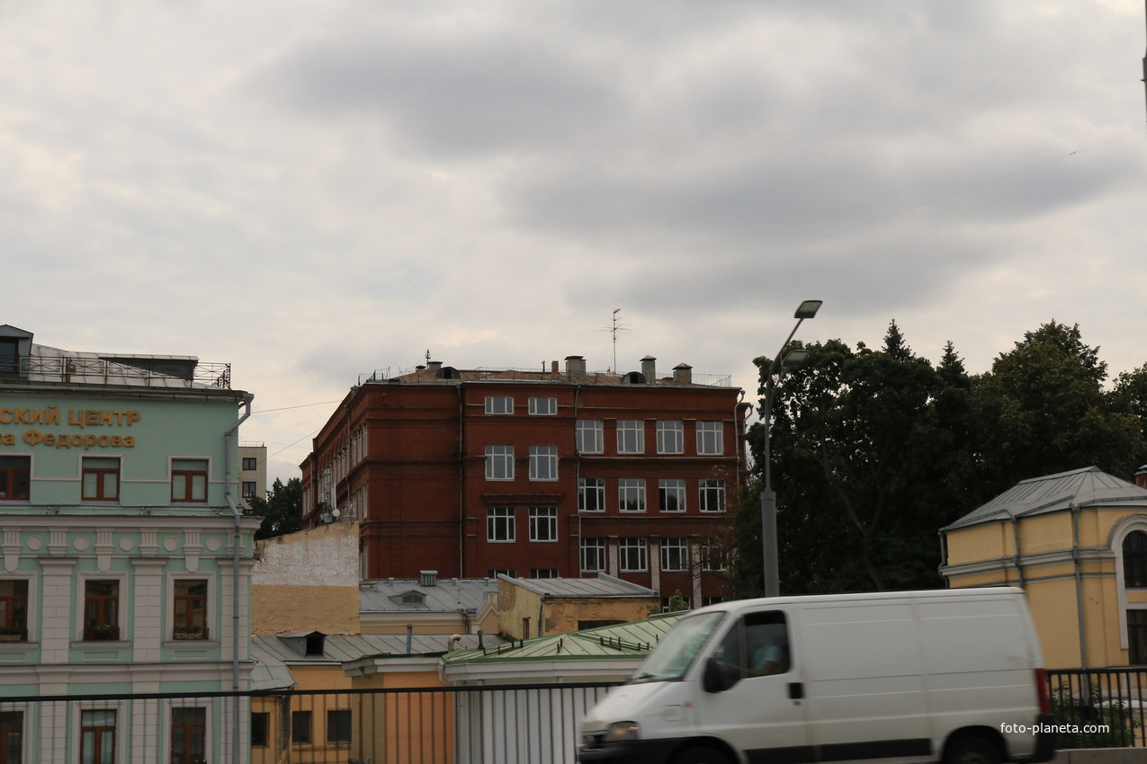 Левее в центре малоприметное здание бывший макаранный завод с подземными цехами снабжавшими нашу армию в годы войны.