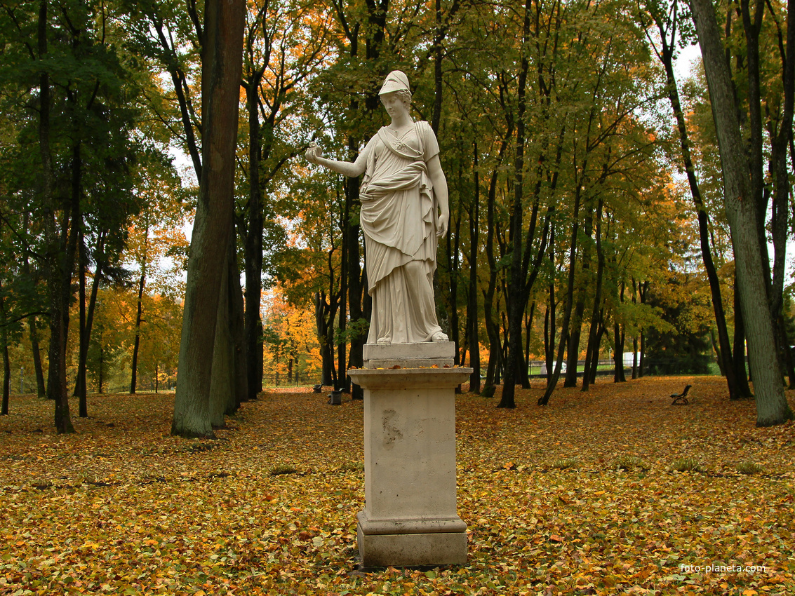 Верхний Голландский сад. Скульптура Афины.