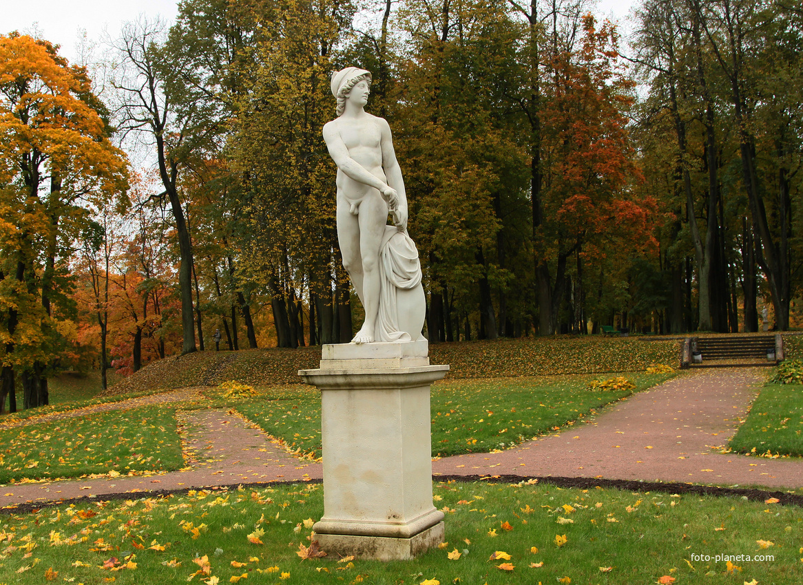 Нижний Голландский сад. Скульптура Марса.