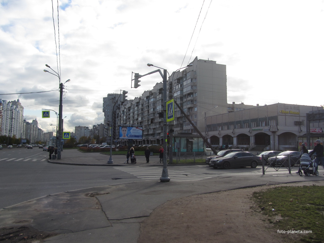 Угол Комендантского проспекта и ул. Долгоозёрной