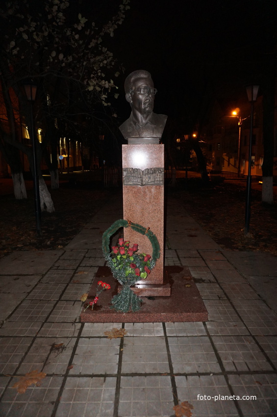 Бюст-памятник  Б.Л. Васильева в сквере на улице Докучаева