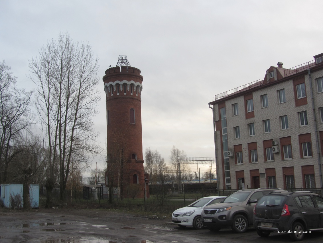 Старая водонапорная башня жд станции Рыбацкое