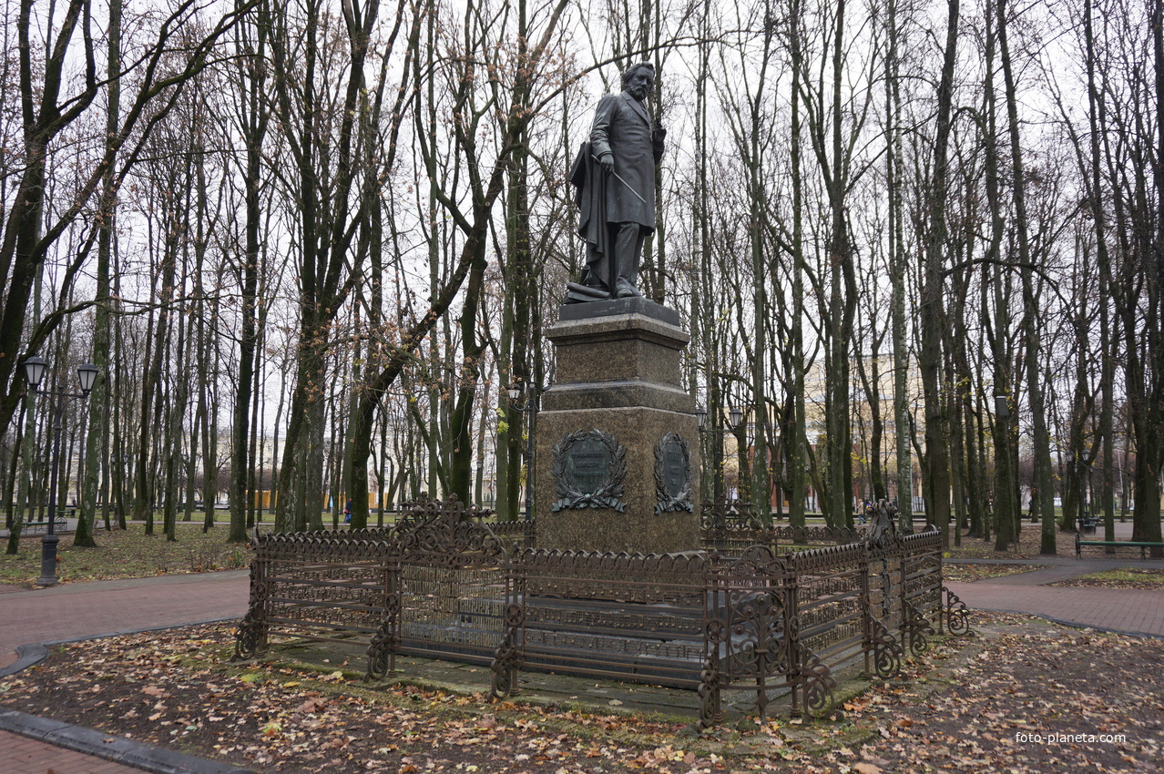 В сквере Глинки.