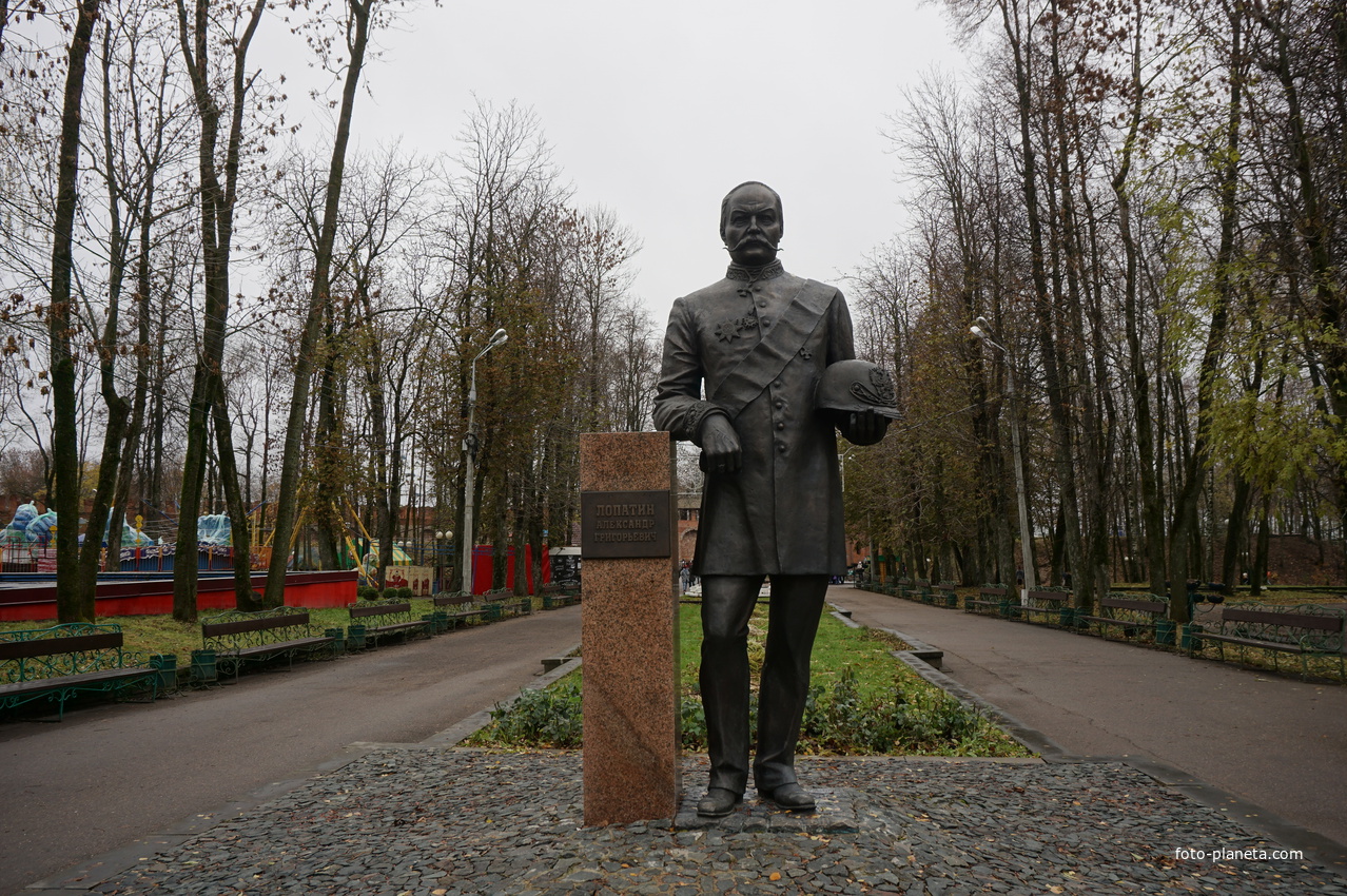 Памятник основателю Лопатинского сада.