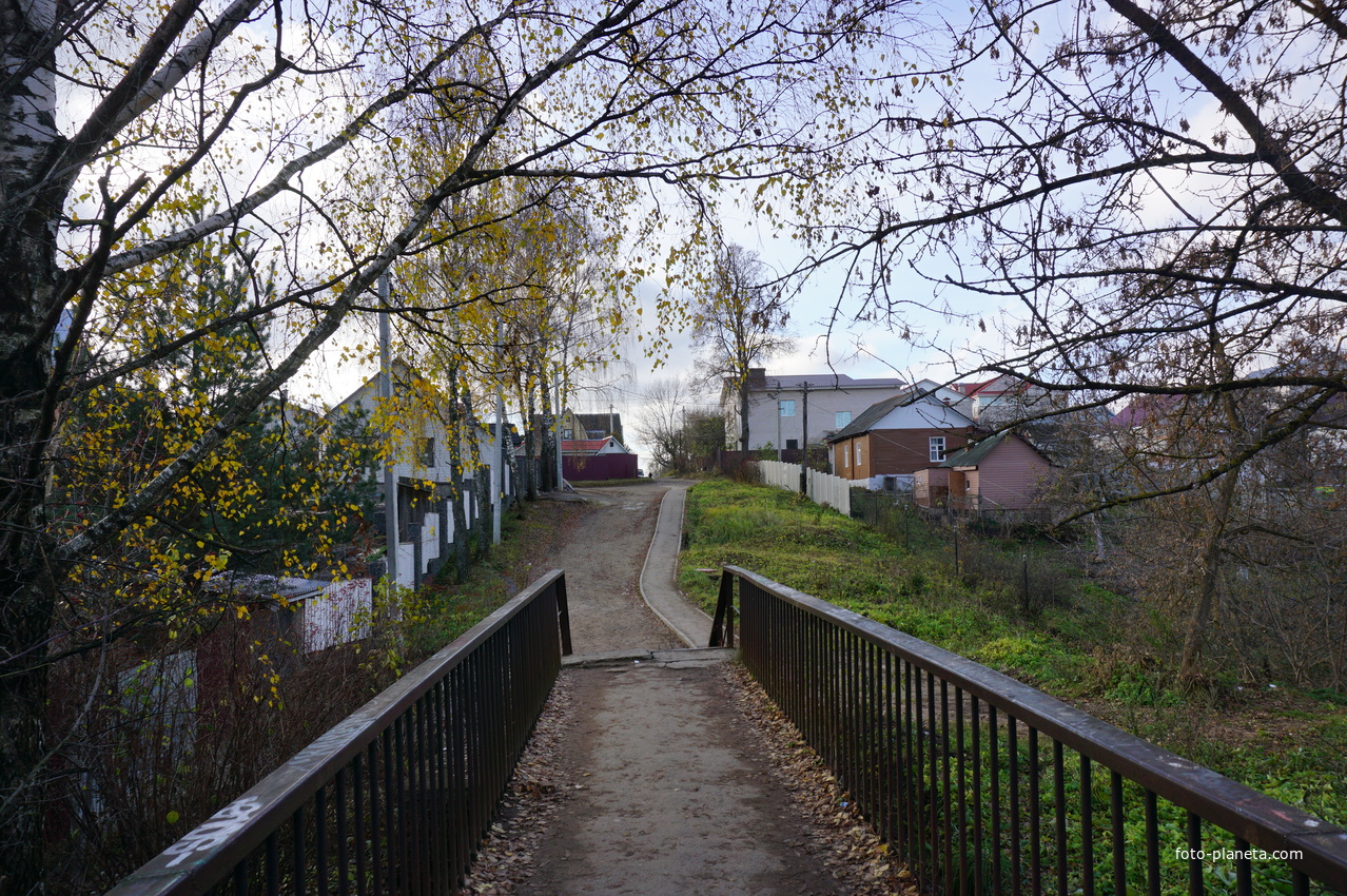 Пешеходный мост через ручей.