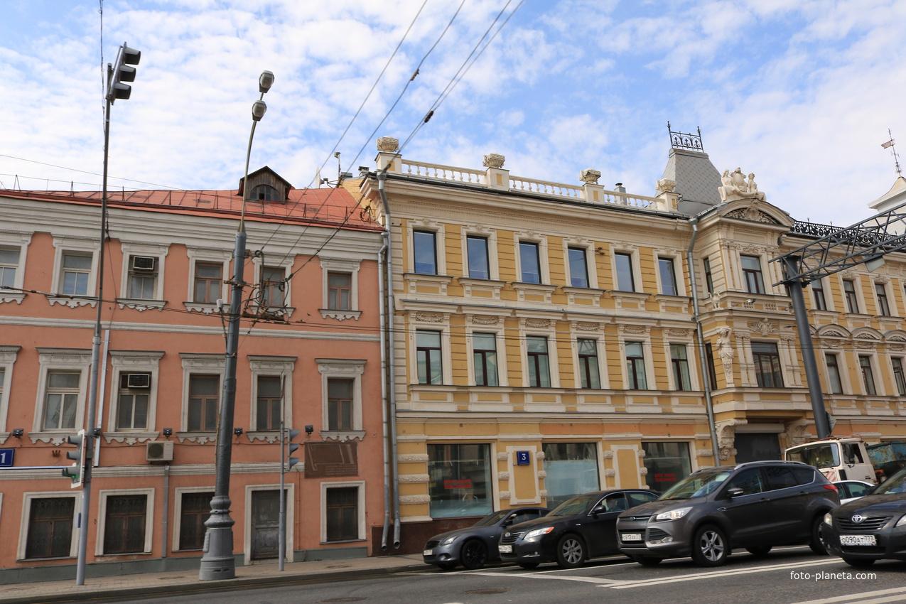 Дом (слева) управление по ЦАО Департамента жилищной политики и жилищного фонда Москвы