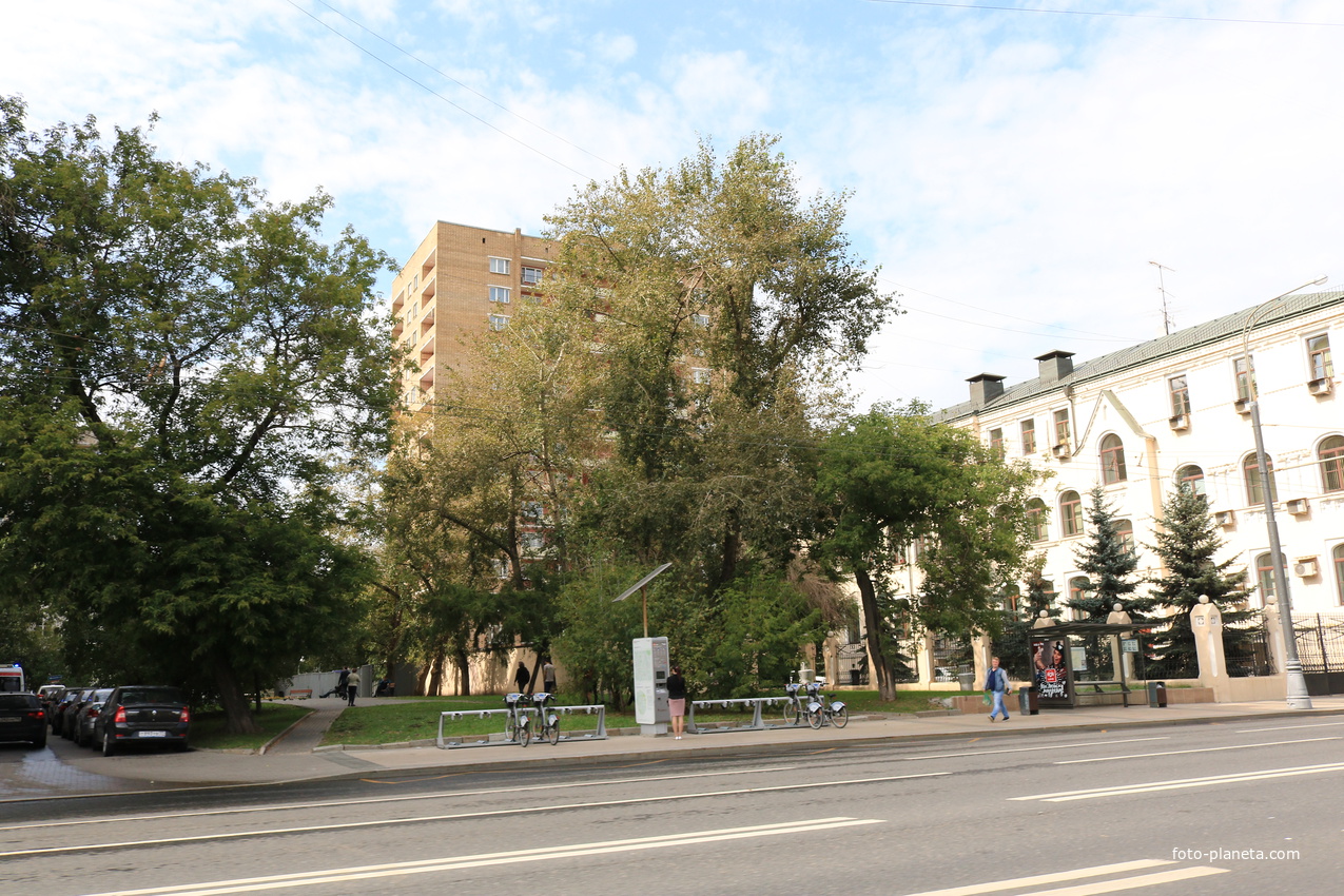 Сквер, велобайк на проспекте Мира