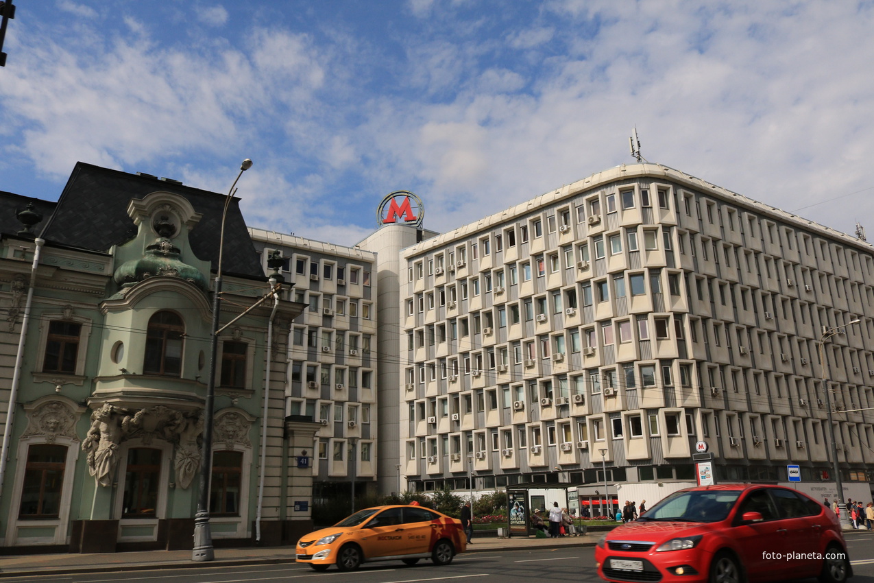 Городская усадьба Н. В. Кузнецовой (слева), Управление Московского метрополитена (справа)