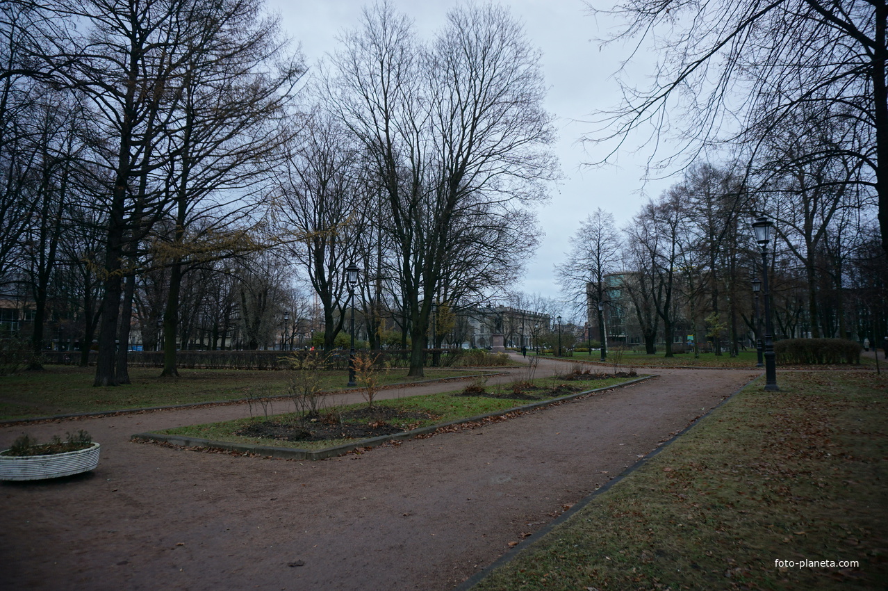 В сквере Багратиона.
