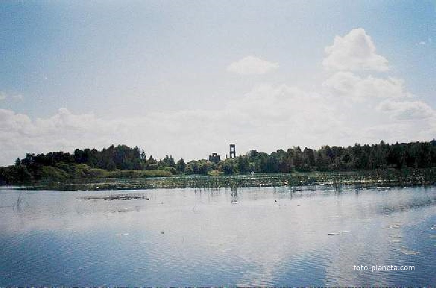 Озеро Святое Евлевское у деревни Евлево. Вдали колокольня Николо-Ялминского храма. Август 2005г.